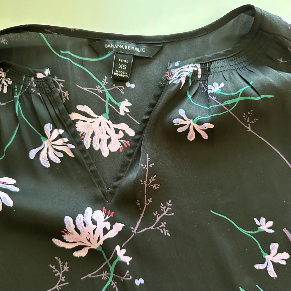 Banana Republic sleeveless floral top Size: XS petite - Picture 3 of 4